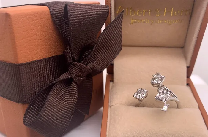 Albert Hern Rings Ring 18kt White Gold 3 Illusion Diamonds 3 Baguettes