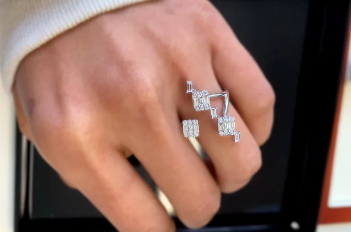 Albert Hern Rings Ring 18kt White Gold 3 Illusion Diamonds 3 Baguettes